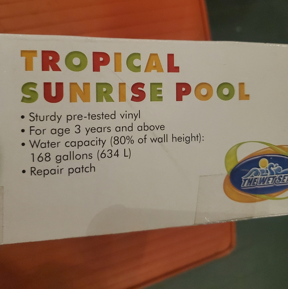NIB inflatable pool - Picture 2 of 6